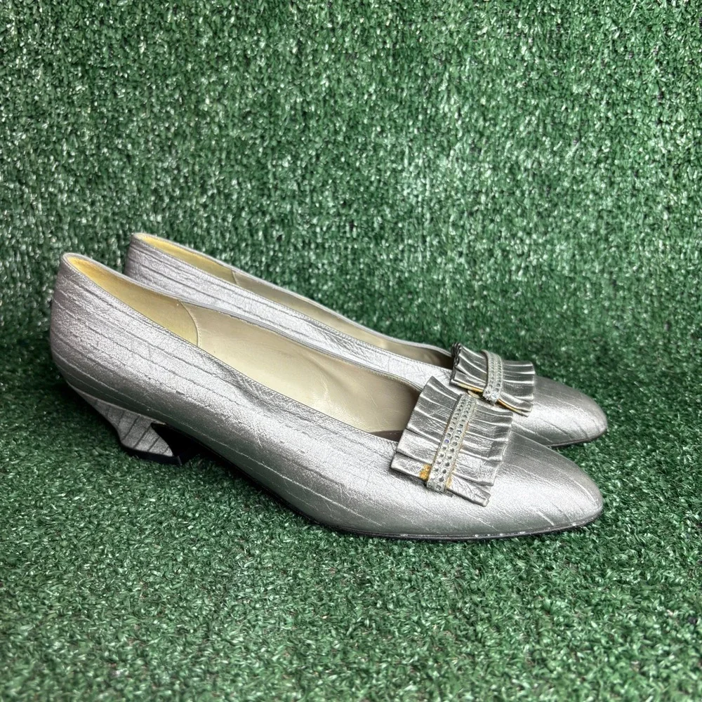 Stuart Weitzman Ruffle Rhinestone Pointed Toe Kitten Heel Silver Pump Womens 8 M